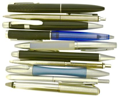 null *PELIKAN
	Lot de plus de 55 stylos plumes, billes, rollers et porte-mines, comprenant...