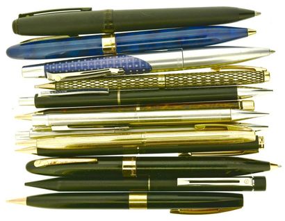 null *SHEAFFER
Lot de plus de 100 stylos plumes, billes et rollers, comprenant :
	-...