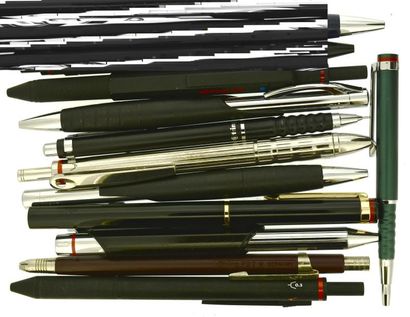 null *ROTRING	
Lot de plus de 30 stylos plumes, billes et mines, comprenant :
- Lot...