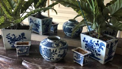 null Lot en porcelaine blanc-bleu comprenant : Quatre cache pots, deux grands vases...