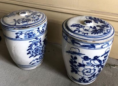 null Lot en porcelaine blanc-bleu comprenant : Quatre cache pots, deux grands vases...