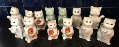 null AVEC 216 Lot de chats en porcelaine peinte (petits manques et accidents pour...