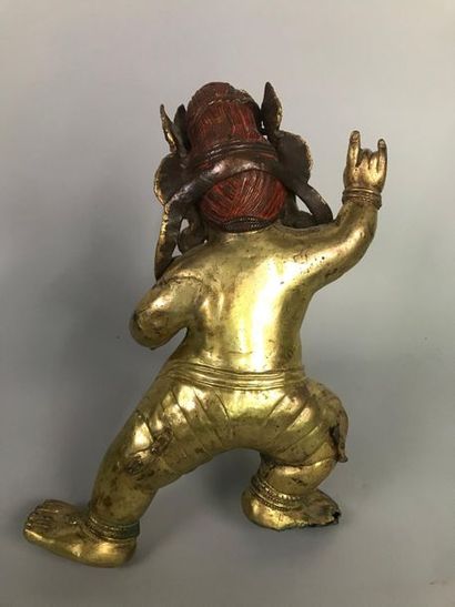 null TIBET
Statuette en bronze doré représentant une divinité courroucée dansante,...