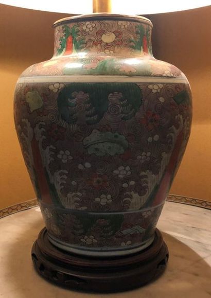 null CHINE - XVIIIEME SIECLE
Vase en porcelaine émaillée de la famille verte, monté...