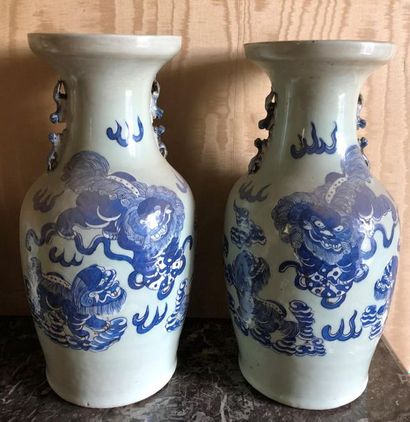 null CHINE, Nankin
Paire de vases en porcelaine à décor de chiens bouddhiques
H :...