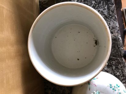 null CHINE
Pot couvert en porcelaine à décor de pivoines et volatiles
(accidents...