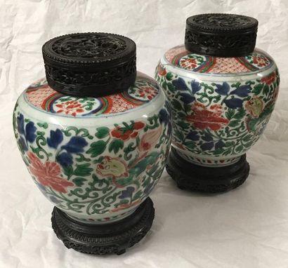null PAIRE DE POTS COUVERTS en porcelaine de Chine, décor chinois dans le goût Ming,...