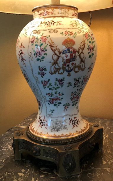 null SAMSON ?
Vase balustre en porcelaine à décor feuillagé encadrant un cartouche...
