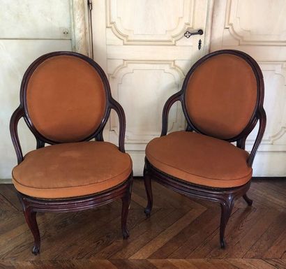 null Paire de fauteuils cannés de style Louis XV
En bois mouluré et sculpté, galette...