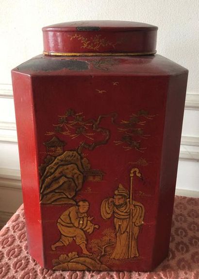 null Boîte à thé en tôle peinte rouge à décor aux chinois (manques)
H : 33,5 cm