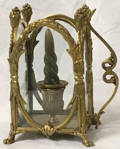 null BOUGEOIR lanterne en bronze doré, style Louis XVI.