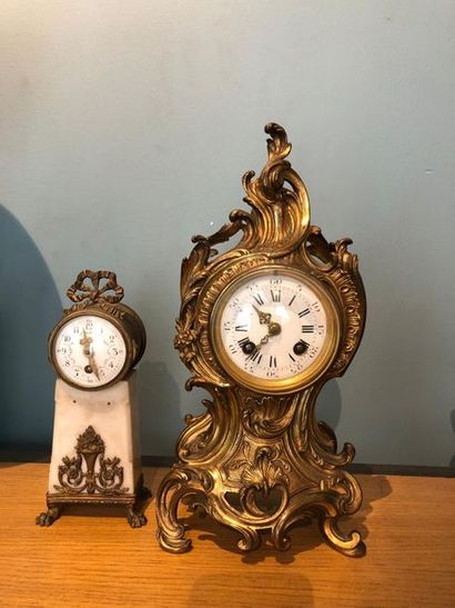null Pendule de table en bronze doré, cadran émaillé
Style Louis XV
H : 31 cm
On...