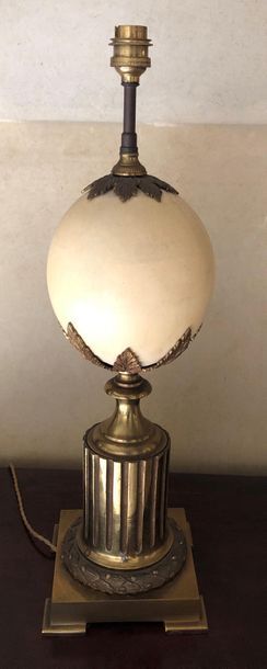 null Pied de lampe en bronze doré et œuf d'autruche, dans le goût de la Maison Charles
H:...