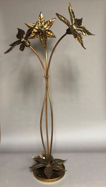 null WILLY DARO (XXème)
Lampadaire en bronze et laiton doré à trois lumières, à décor...