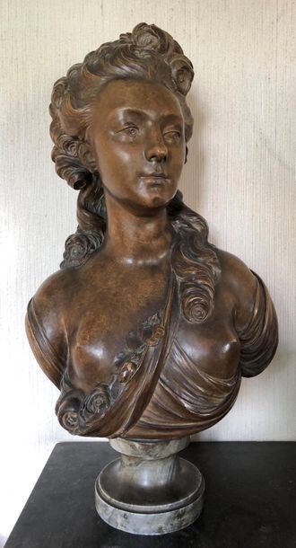null Un buste dans le goût du XVIIIème siècle
Elégante, en terre cuite teintée, sur...