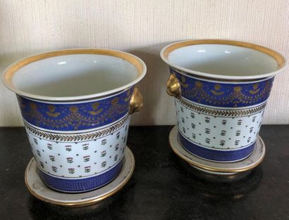 null Lot comprenant : deux vases en porcelaine de Paris, deux arbres fruitiers et...