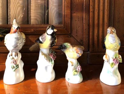 null Lot comprenant huit volatiles dont perroquets en porcelaine polychrome.
On y...