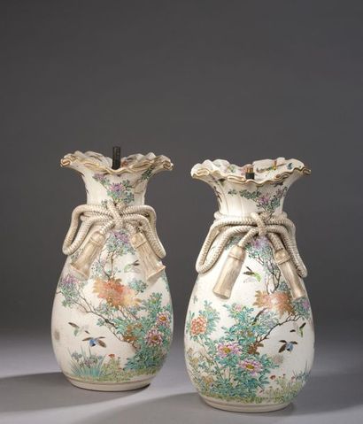 null JAPON
Paire de vases montés en lampe, faïence de Satsuma, décor de volatiles...