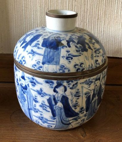 null JAPON
Vase couvert en porcelaine bleu-blanc, signé
H : 19 cm