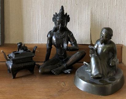 null Trois sujets en bronze : petit brûle parfum, statuette indienne H : 20 cm et...