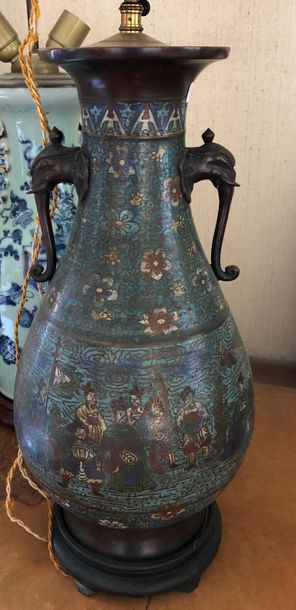 null Un vase cloisonné monté en lampe
Fin du XIXème siècle
H : 50 cm