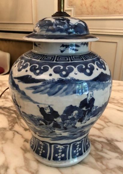 null CHINE
Vase en porcelaine bleu-blanc à décor de personnages dans des paysages,...