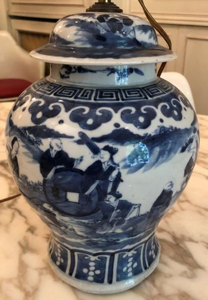null CHINE
Vase en porcelaine bleu-blanc à décor de personnages dans des paysages,...