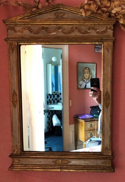 null Miroir à fronton, en bois peint et doré
Petits manques
61 x 41 cm