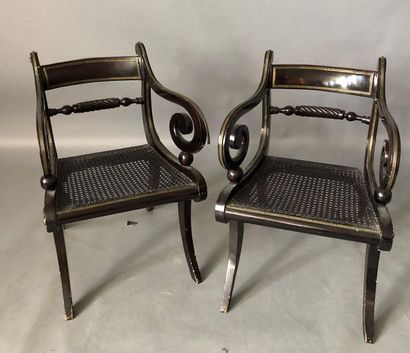 null Paire de fauteuils Regency 
En bois laqué noir et ornements de laiton doré,...