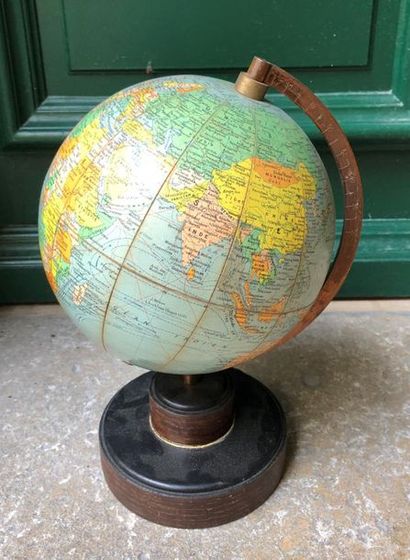 null Globe terrestre par Girard et Barrère, vers 1930 -1940
Echelle 1/65 000 000
Petits...