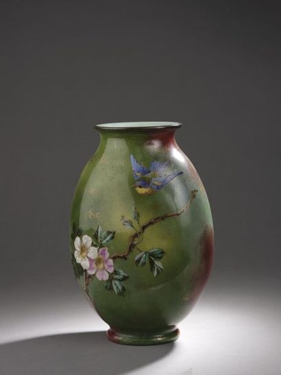 null Vase à panse méplate en verre opalin à décor de branchages fleuris et d'oiseaux.
Haut....