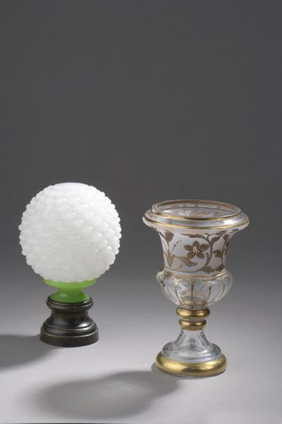 null Vase de forme Médicis en verre dépoli à décor or. H. 16 cm.
On y joint une boule...