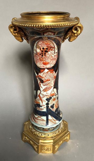 null Vase cornet en porcelaine à décor d'échassiers dans des paysages fleuris, monture...