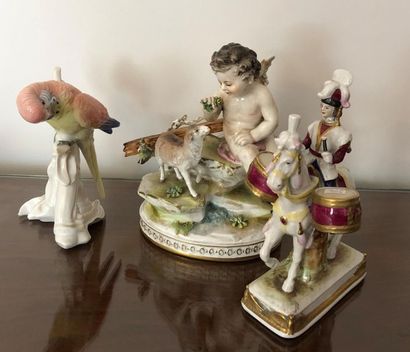 null Lot de trois sujets en porcelaine polychrome : cavalier et ses tambours, angelot...