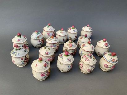 null MENNECY - XVIIIè siècle
Ensemble comprenant onze pots à crème couverts à cotes...