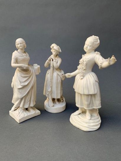 null Trois figurines en biscuit blanc représentant trois jeunes femmes se tenant...