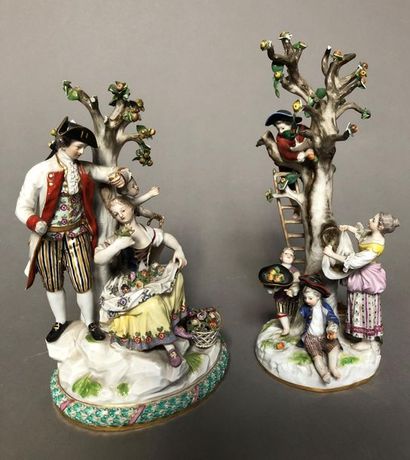 null Deux sujets en porcelaine polychrome :
- La ceuillette des pommes, h : 28 cm
-...