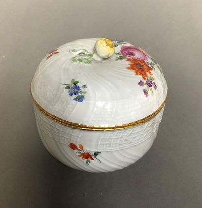 null Messein
Petit pot couvert en porcelaine à décor fleuri
Marque sous la base
H...