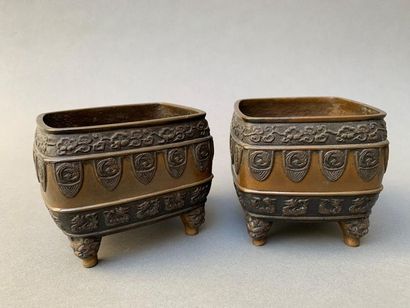null Paire de petit cache-pots en bronze à décor asiatique.