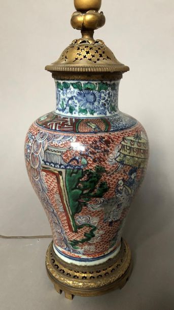 null Vase en porcelaine à décor émaillé de personnages. Monture en bronze.
Chine,...