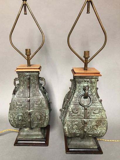 null Paire de vases en bronze patiné vert à décor de masques de taoti'e, montés en...