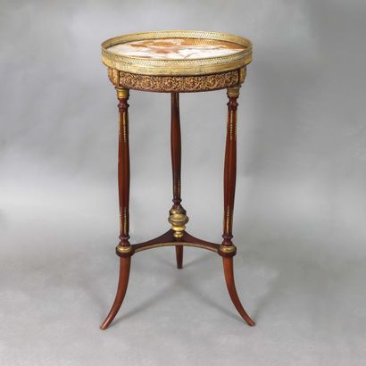  Mahogany pedestal table on three slightly baluster-shaped, fluted legs joined by... Gazette Drouot