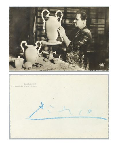  Pablo PICASSO (1881-1973), d’après. Potière à Vallauris. Carte postale en noir.... Gazette Drouot