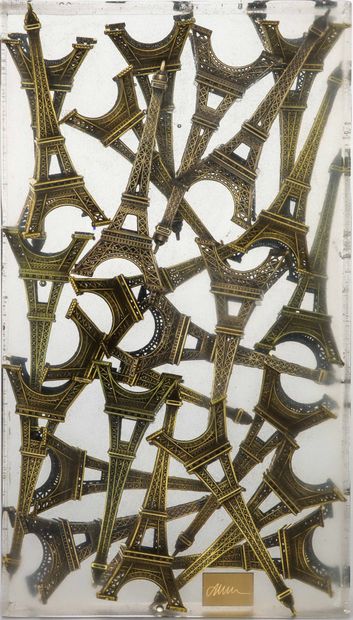  ARMAN (1928-2005). Hommage à Eiffel - 1994. Accumulation de tours Eiffel miniatures... Gazette Drouot