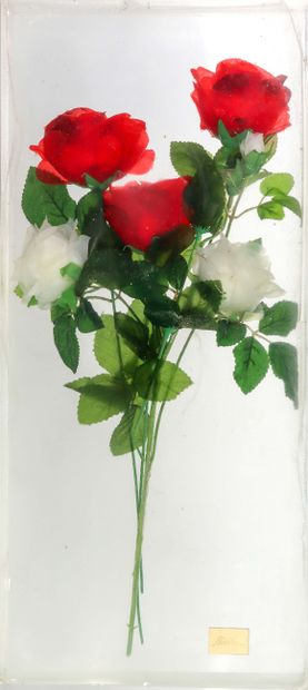  ARMAN (1928-2005). Les roses - 1998. Inclusions de roses artificielles sous résine.... Gazette Drouot