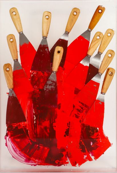  ARMAN (1928-2005). Sans titre - 1990. Spatules et acrylique rouge sous résine polyester.... Gazette Drouot