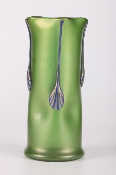 LOETZ (ATTRIBUÉ À) Vase de forme cylindrique en verre vert à décor de quatre larmes...