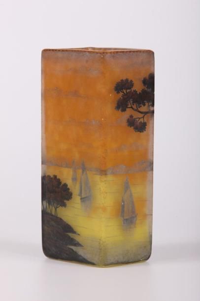 DAUM Nancy Vase de forme quadrangulaire en verre gravé à l'acide et émaillé à décor...