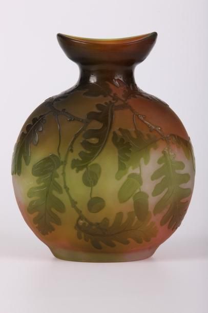 Émile GALLÉ (1846-1904) Vase de forme gourde à large col évasé en verre gravé à l'acide...
