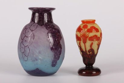 Charder / Le verre français Lot de deux vases, l'un de forme bombée modèle "Lavande"...